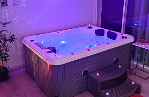 Fontaine-Bayonne-Cartoucherie Apartment | CocoonSpa Love Room Private Jacuzzi
