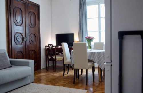 Ljubljana City Centre Apartment | Codelli Deluxe Unique Fresko Apartments