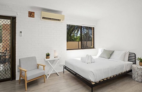 Coffs Harbour Apartment | Coffs Mediterranean Villa 3 is a spacious one bedroom apartment in a gated complex 4