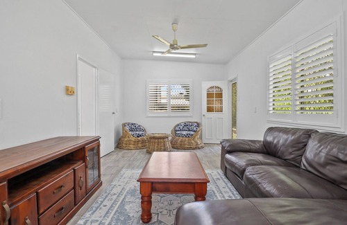 Emu Park House | Colleen's Beach Shack - Your Perfect Beachside Retreat!