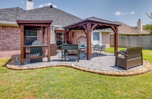 Emerald Forest Cottage | College Station Home w/ Yard ~ 4 Mi to Texas A & M