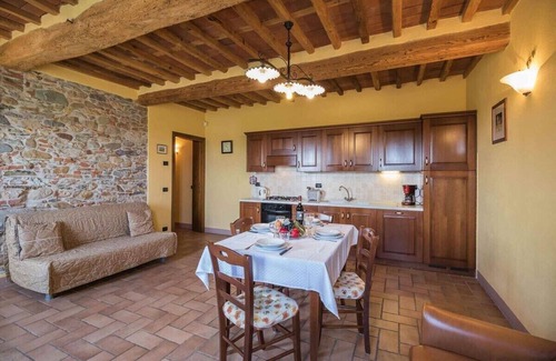 Cascine-La Croce Apartment | Colomba, apartment with pool, A/C, WiFi. Lucca