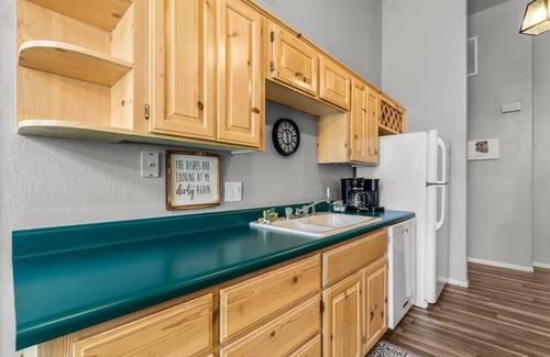 Munds Park House | Colorful Gem ~ BBQ ~ Yard Games