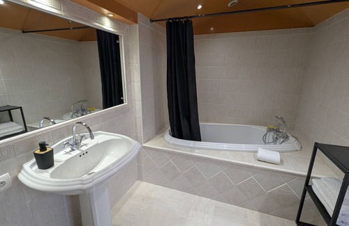 Briare Bed & Breakfast | Colorful room in Briare center, breakfast included