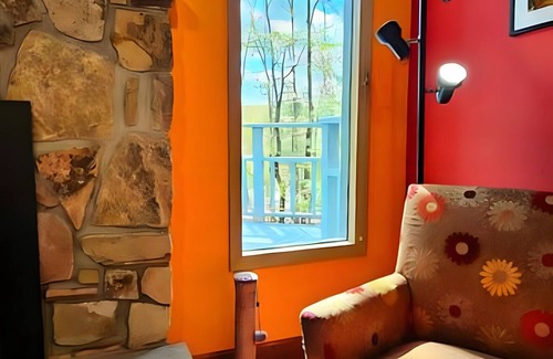 East Stroudsburg Ski Chalet | ColorSplash Lodge: Camelbeach just mins away!