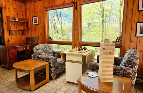 East Stroudsburg Ski Chalet | ColorSplash Lodge: Camelbeach just mins away!