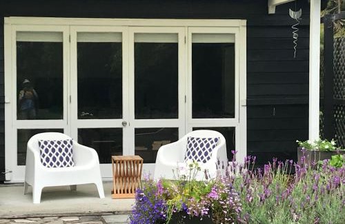 Tawharanui Apartment | Columbus Cottage at 144 on Jones
