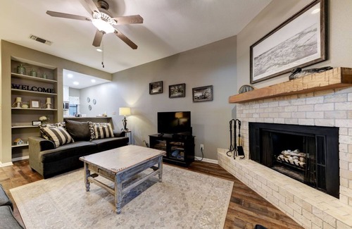 New Braunfels Resort | Comal River Getaway at the Fluss Haus B204