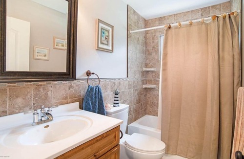 Mears House | Come and enjoy a retreat along the shoreline between Silver Lake and Pentwater!