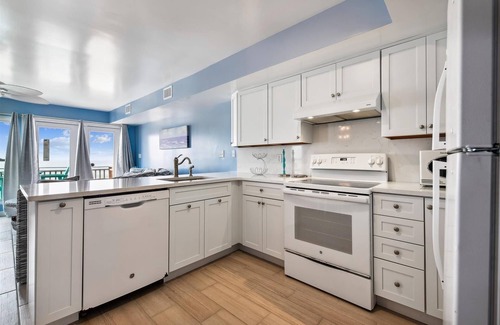 East End House | COME AND ENJOY this beautifully decorated beachfront townhome where you can soak up the sun!