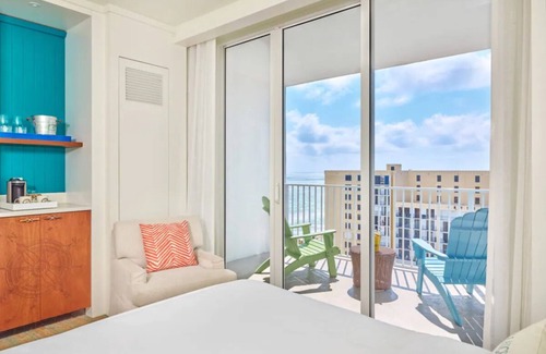 Hollywood Hotel | Come Create Memories w/Fun-filled Adventures at this Paradise! 3 Units, Pool!