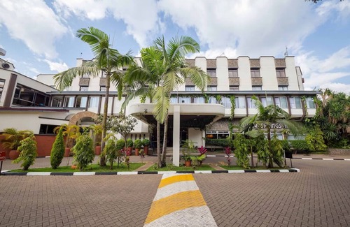 Nairobi Hotel | Come Create Memories w/Fun-filled Adventures at this Paradise! Outdoor Pool!