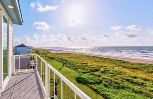 Gulf Palms House | Come Home to an Oceanfront, Beachfront Texas Gulf Coast Cottage On The Water
