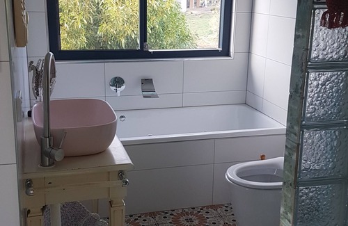 Aldinga Bed & Breakfast | Come linger in Aldinga at LAYZEE DAYZ RETREAT