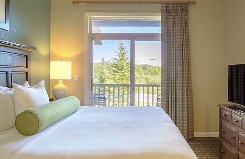 Boyne Falls Resort | Come Ski at our Boyne Mountain Resort w/seasonal pool, indoor hot tub, gym & game room