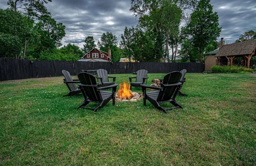 North Creek Condo | Come stay at the Alpine Lodge for amazing views!