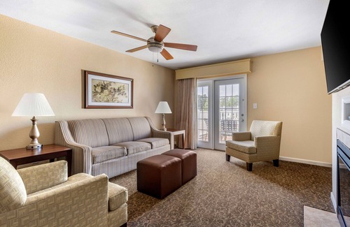 Berkeley Hotel | Comfort and Convenience! Unit with Full Kitchen, Onsite Swimming Pools!