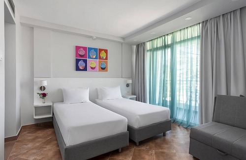 Ulcinj Hotel | Comfort and Convenience! 2BR Suite w/Swim-up pool! Playground & Tennis Courts
