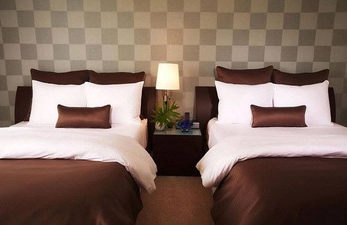 Ludlam Hotel | Comfort & Convenience! 4 Gorgeous Rooms + Balcony & Kitchen | Outdoor Pool
