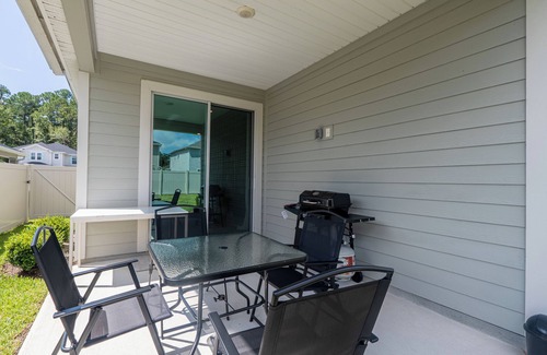 St. Johns House | Comfort Family Home - Tesla Charger, 4 BR, BBQ and Spacious Patio