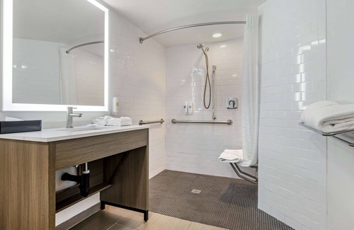 Midway District Hotel | Comfort Inn Sea World Area