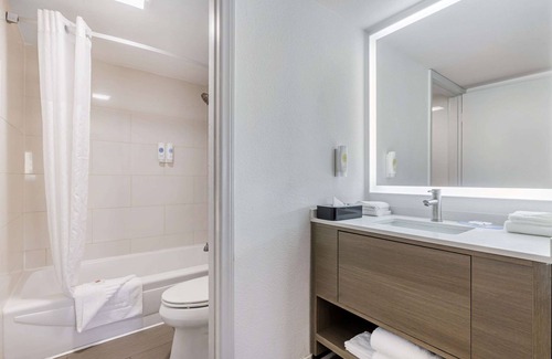 Midway District Hotel | Comfort Inn Sea World Area