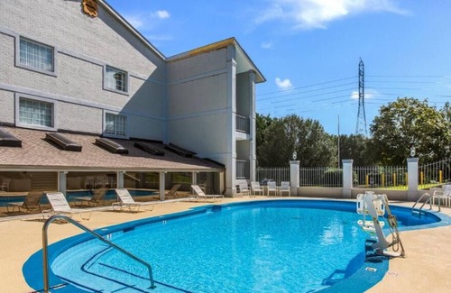 Merry Oaks Apartment | Comfort Meets Affordability! Onsite Swimming Pool, Complimentary Breakfast