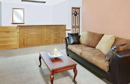Muskogee House | Comfort Meets Affordability in Knights Inn Muskogee! 3 Great Units, Free Parking