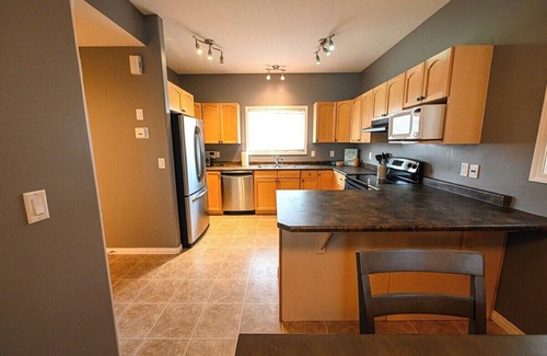 Grande Prairie House | Comfort Stay | WIFI | Smart TV | 3 Bed & 2.5 Bath