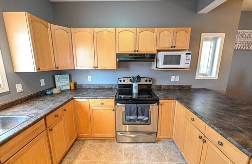 Grande Prairie House | Comfort Stay | WIFI | Smart TV | 3 Bed & 2.5 Bath