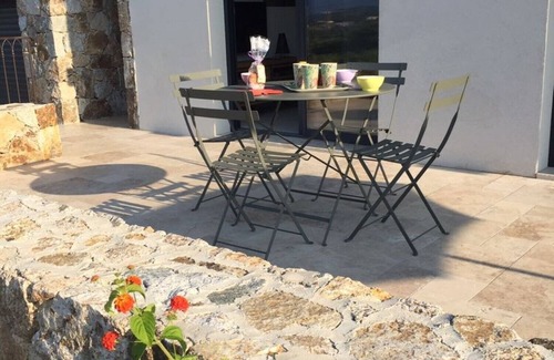 Palasca House | Comfortable 2-bedroom villa 500 metres from LOZARI beach