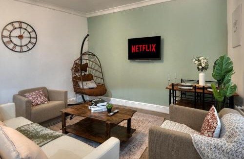 Leeds Apartment | Comfortable 3 Bedroom Home with Parking Pet Friendly Sleeps 8