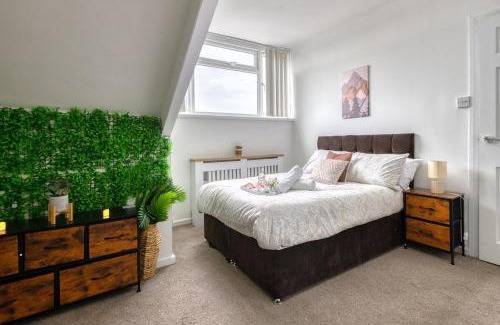 Leeds Apartment | Comfortable 3 Bedroom Home with Parking Pet Friendly Sleeps 8