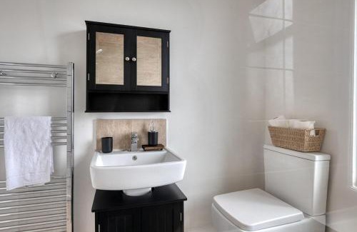 Leeds Apartment | Comfortable 3 Bedroom Home with Parking Pet Friendly Sleeps 8