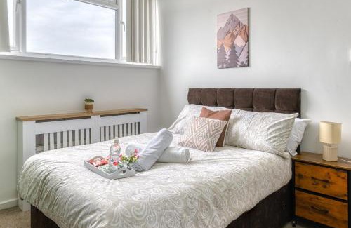 Leeds Apartment | Comfortable 3 Bedroom Home with Parking Pet Friendly Sleeps 8
