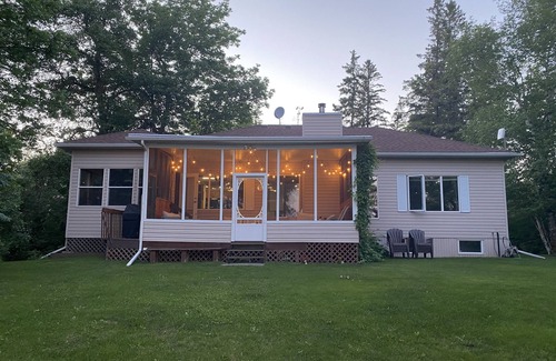 Lac du Bonnet House | Comfortable and Convenient 5 Bedroom Lake House