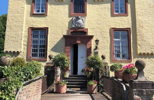 Rommerskirchen Apartment | Comfortable apartment on Wasserburg Anstel riding stables