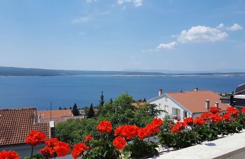 Crikvenica Apartment | Comfortable apartment with sea view, close to the beach, family-friendly, WiFi