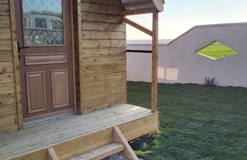 Dallon Cottage | Comfortable caravan close to town (pets welcome)