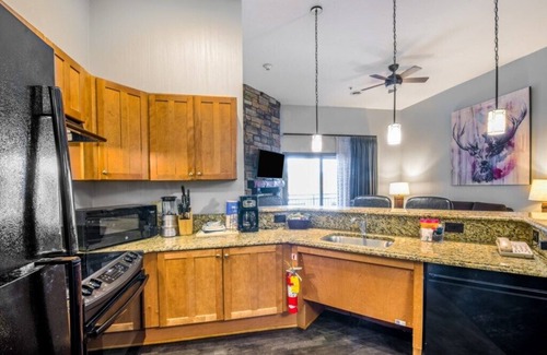 Lake Delton Condo | Comfortable Club Wyndham Glacier Canyon, 1 Bedroom Deluxe Suite