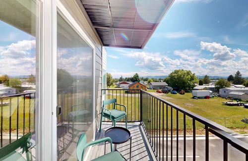 Evergreen Apartment | Comfortable condo with full kitchen - conveniently located