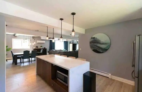 Bracebridge Cottage | Comfortable cottage for 14 people with pool, hot tub, games, and more.