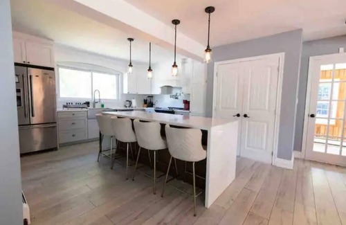 Bracebridge Cottage | Comfortable cottage for 14 people with pool, hot tub, games, and more.