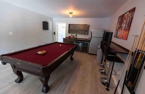 Bracebridge Cottage | Comfortable cottage for 14 people with pool, hot tub, games, and more.