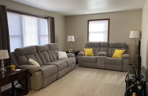 Neenah House | Comfortable EAA stay w/King Bed!