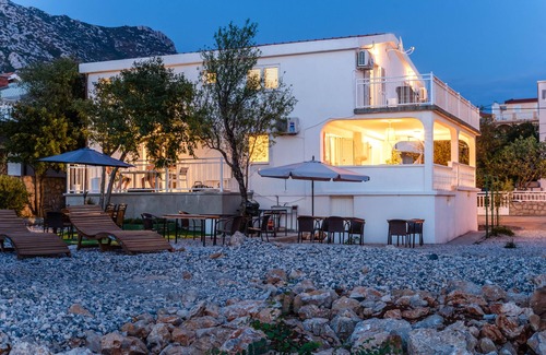 Cesarica Apartment | Comfortable family-sized apartman for family or friends. Private beach