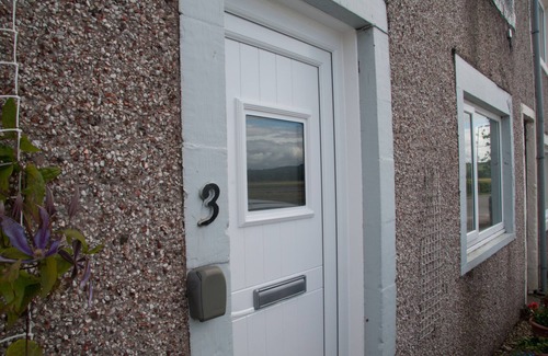 Bankend Apartment | Comfortable ground floor flat with stunning coastal views, Glencaple.