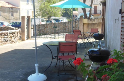 Galeria Apartment | Comfortable ground-floor apartment in former 20th-century hotel