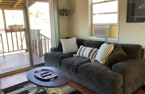 Martinez House | Comfortable Guest House with Sweeping Views and Private Garden