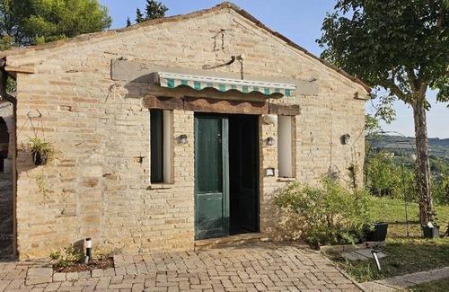 Falerone House | Comfortable Guesthouse in Scenic Italian Countryside